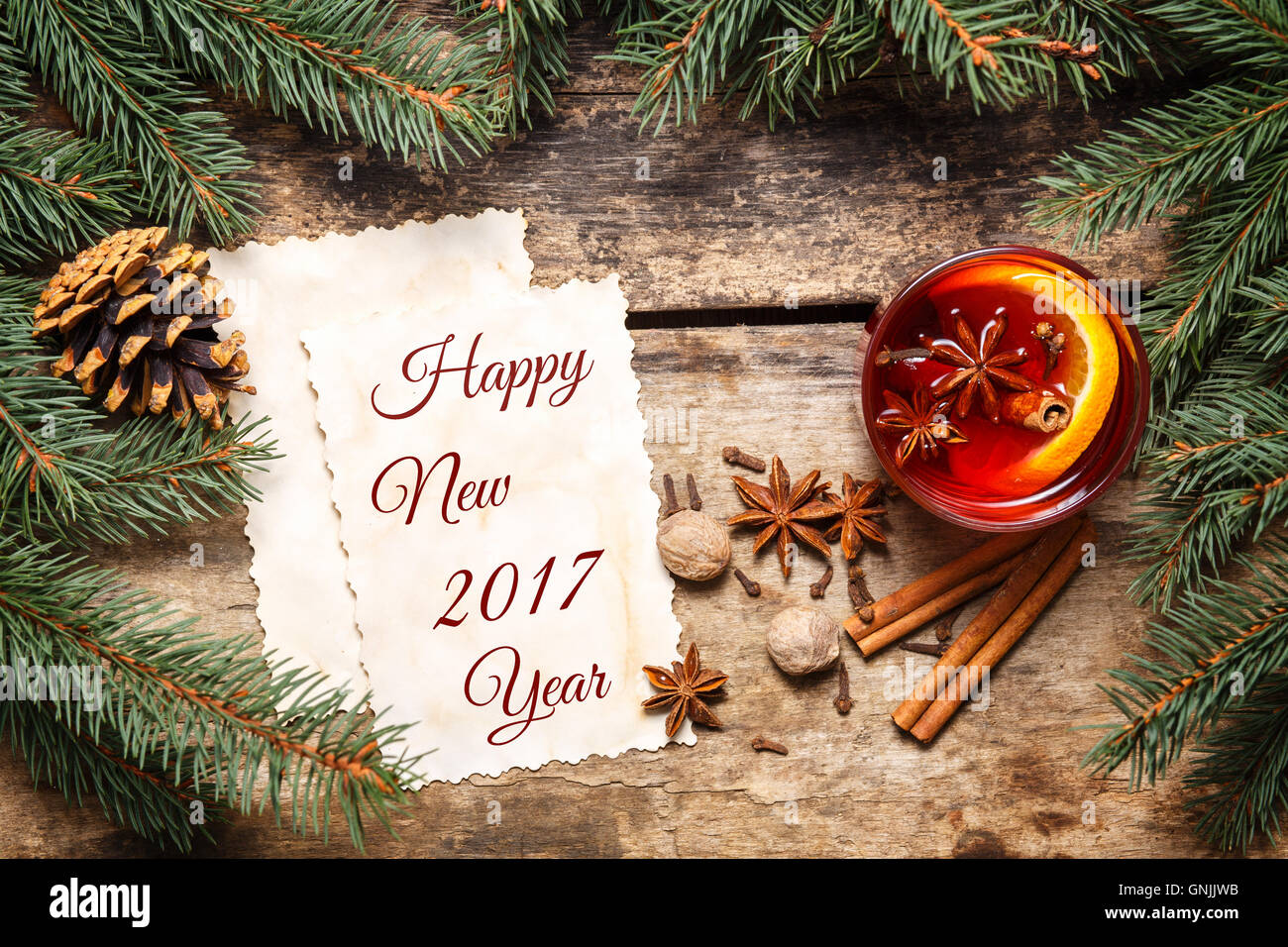 Nouvelle Année 2017 carte avec les décorations de Noël et chope de vin chaud Banque D'Images