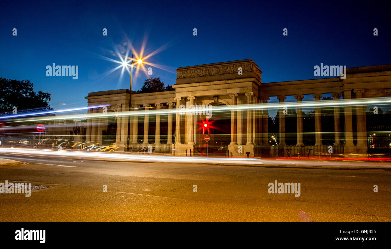 Hyde Park gate at Night London UK Banque D'Images