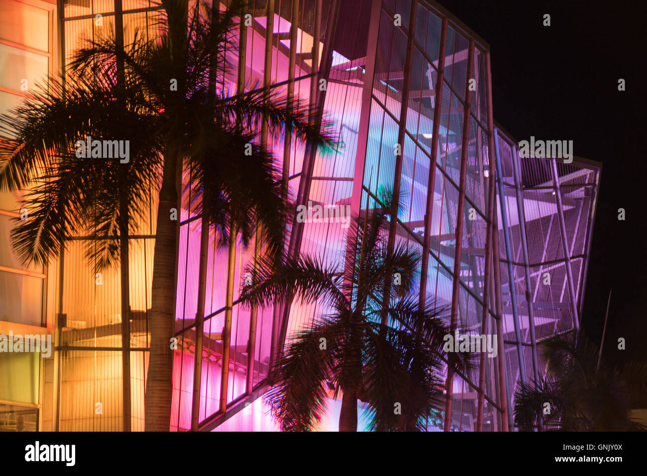 Arc-en-ciel de couleurs multiples LUMIÈRES BÂTIMENT EQUINOX FIFTH STREET MIAMI BEACH FLORIDE USA Banque D'Images