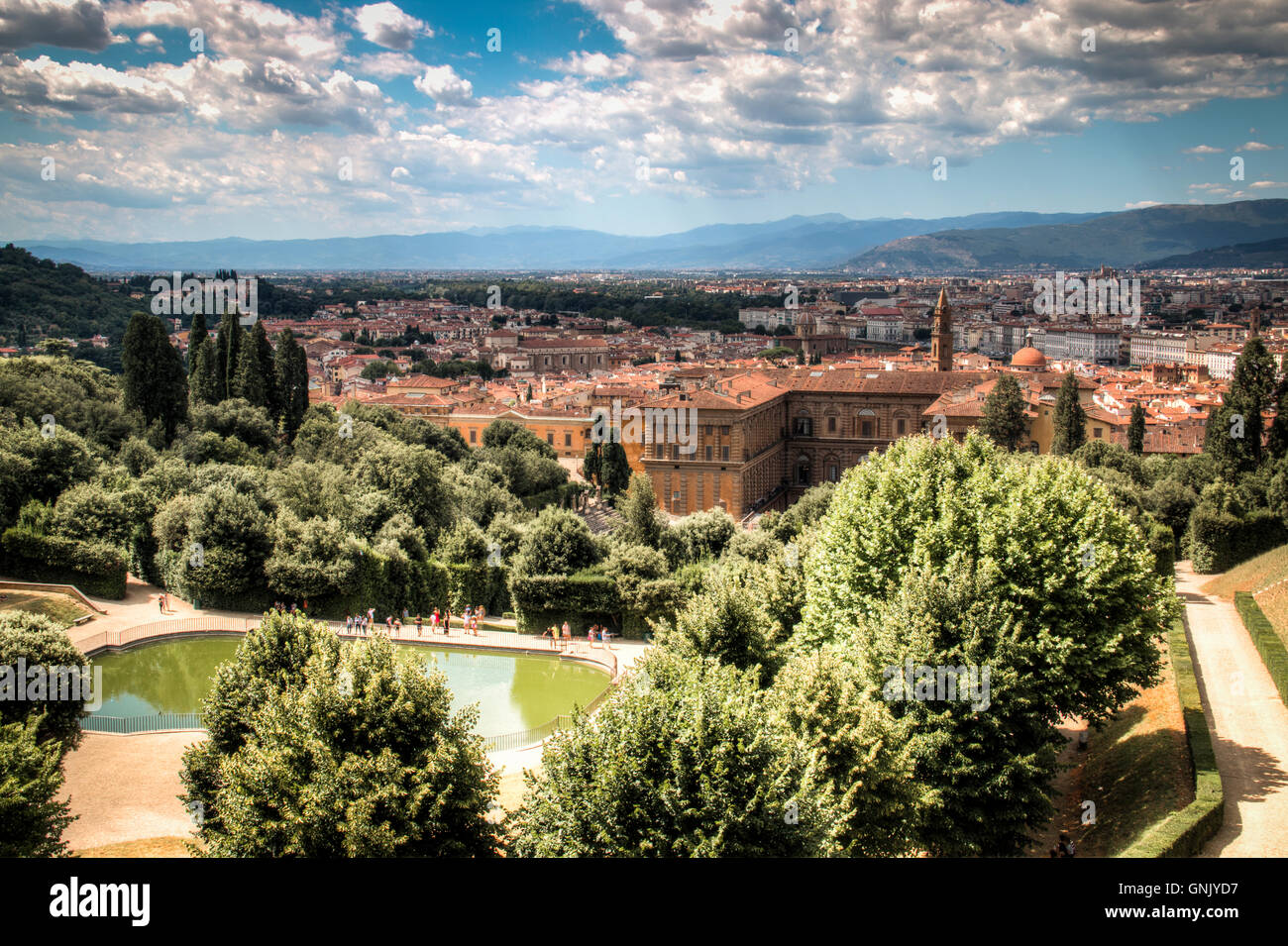 Vue sur le célèbre jardin de Boboli avec un grand étang au milieu de Florence, Italie Banque D'Images