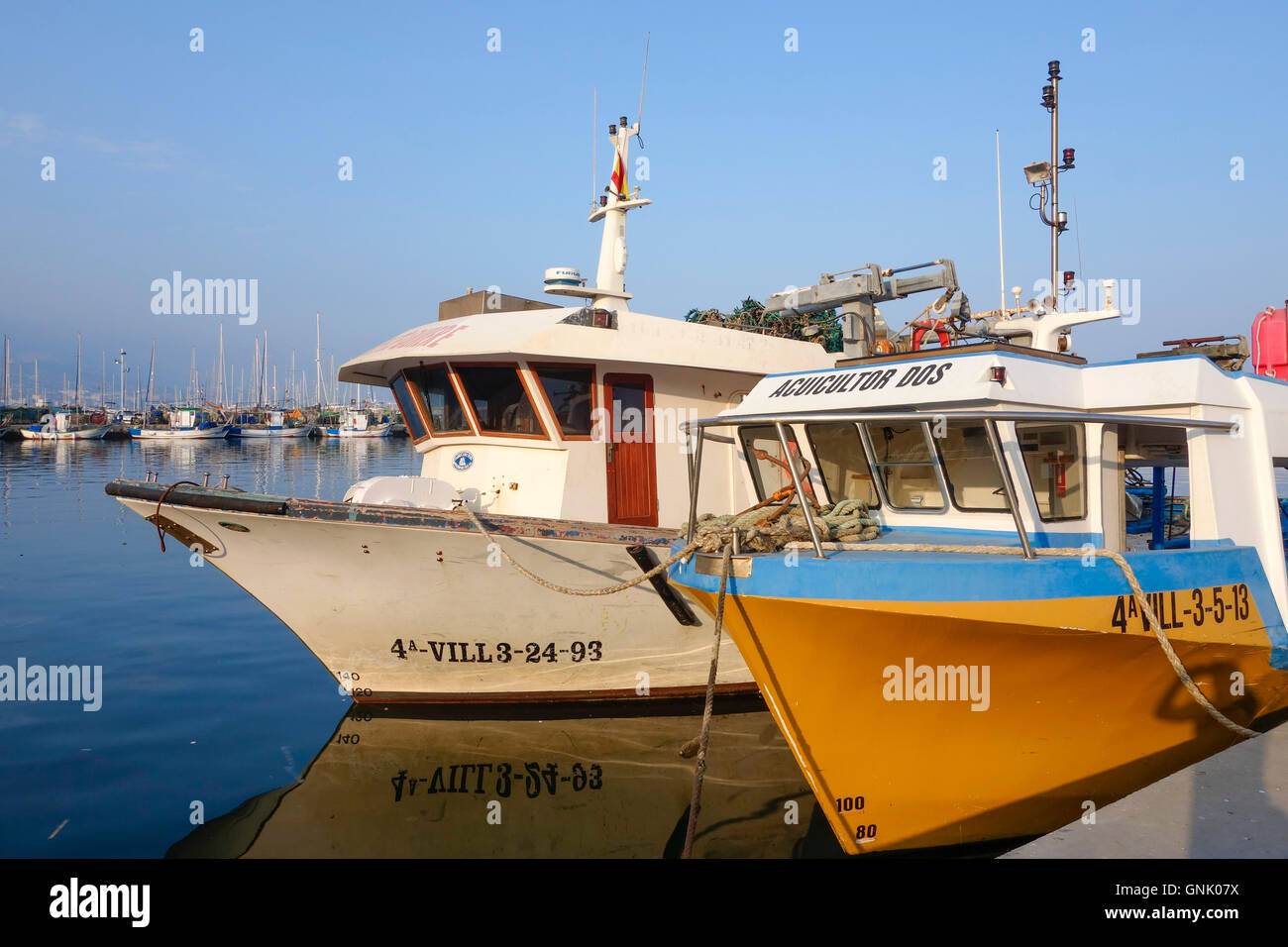 Deux petits bateaux au port de pêcheurs de Fuengirola, Costa del Sol, Andalousie, espagne. Banque D'Images