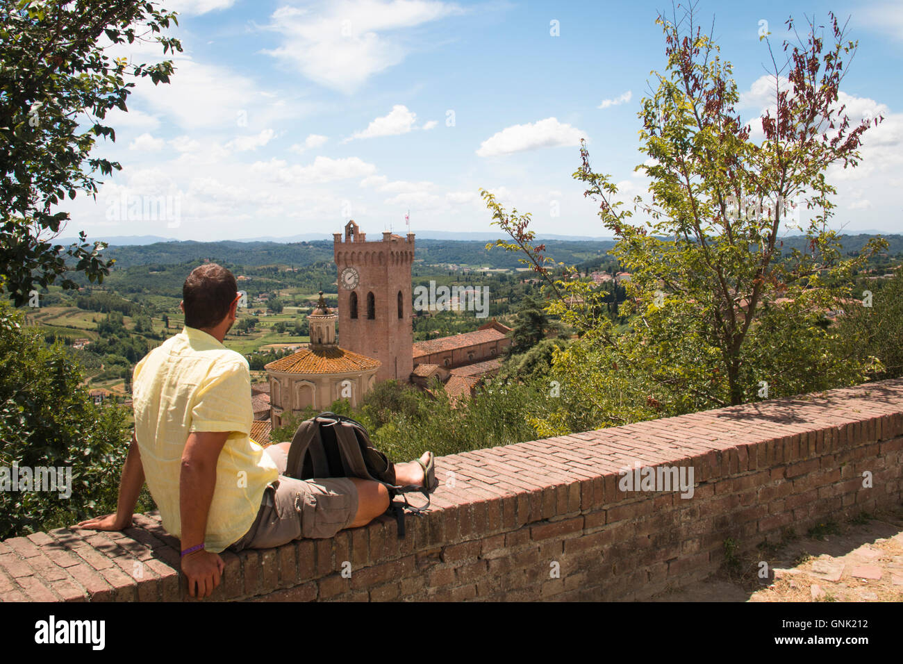 L'homme se détendre avec une vue sur l'impressionnant paysage de Toscane, près de San Miniato en Italie Banque D'Images