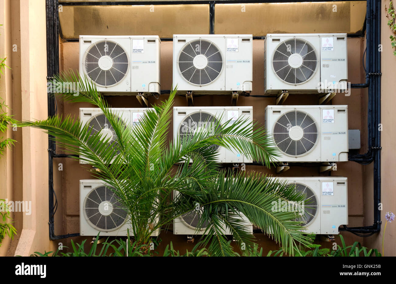 Unités de climatisation contre le côté de l'entrepôt, l'Espagne. Banque D'Images