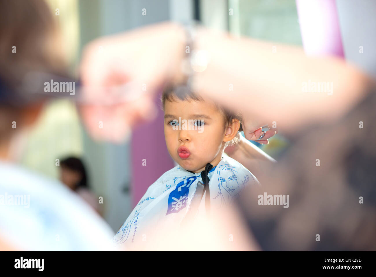 Tout-petit enfant obtenir sa première coupe Banque D'Images