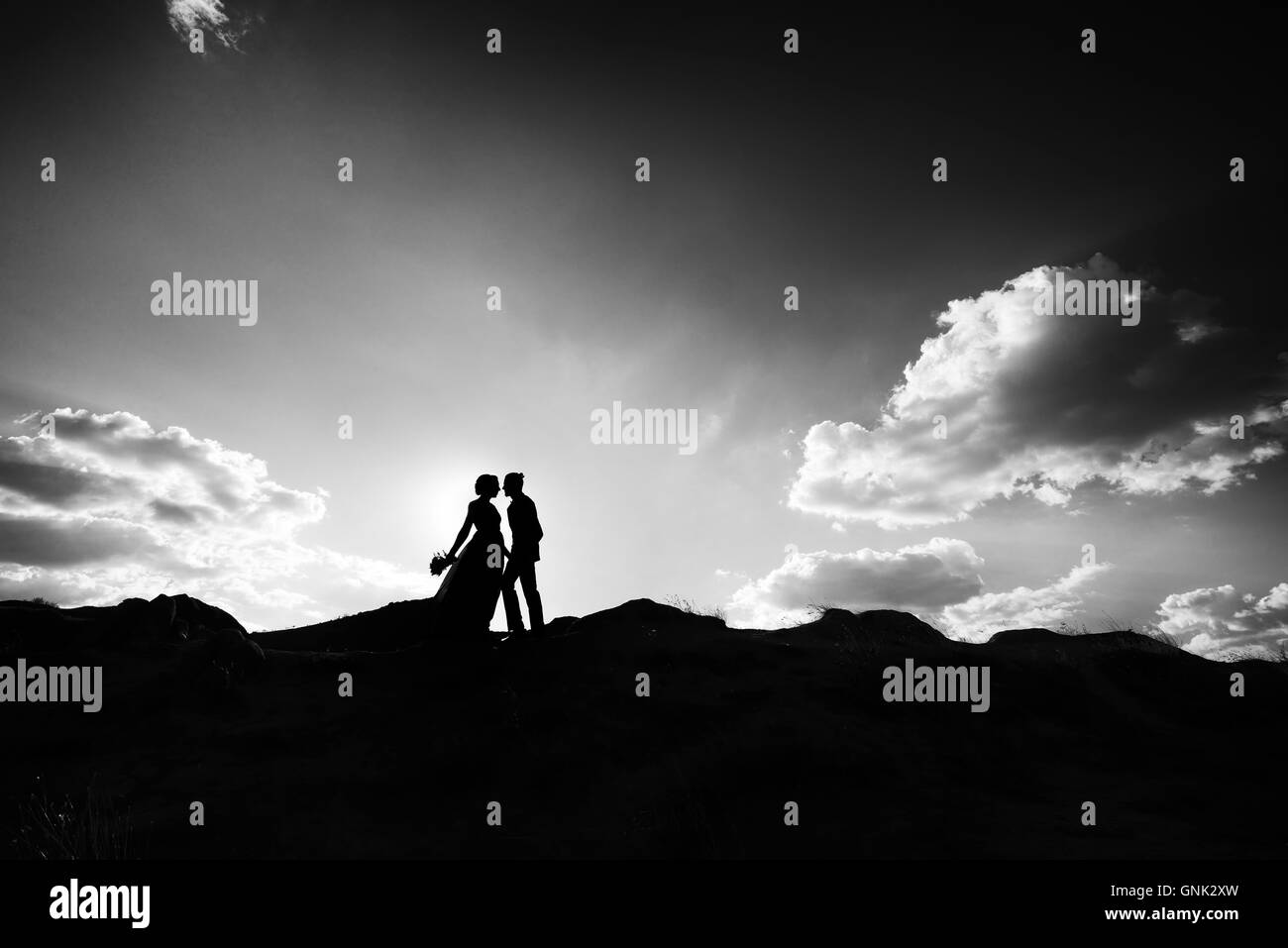 Couple De Mariage Avec Le Coucher Du Soleil Image En Noir