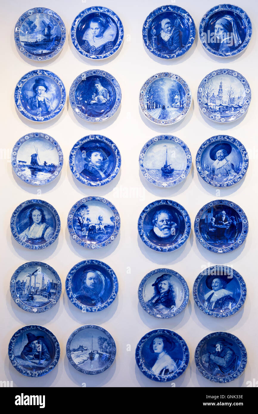 De luxe Bleu de Delft ancien porcelaine peinte à la main des plaques commémoratives au Royal Delft Expérience shop à Amsterdam, Hollande Banque D'Images