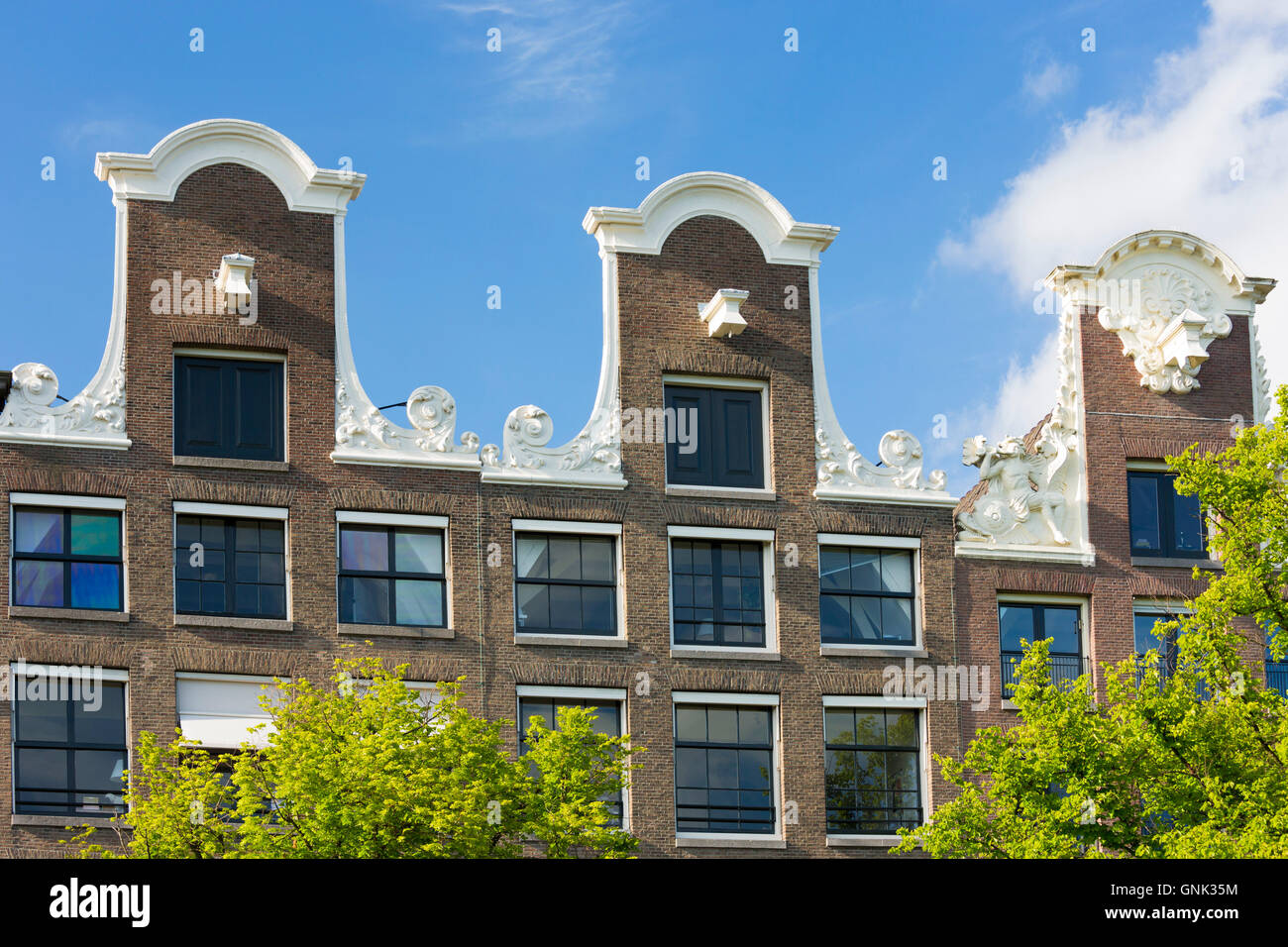 - L'architecture hollandaise traditionnelle soignée dans les maisons à Amsterdam, Holland Banque D'Images