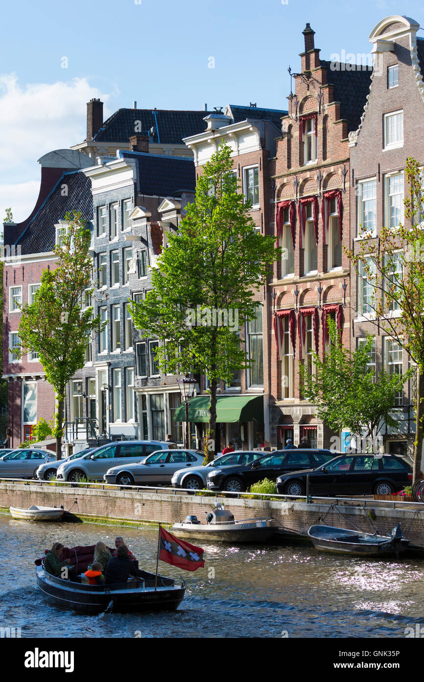 Les touristes en voyage en bateau canal passant Johannes Restaurant sur rue à canal dans le célèbre canal Herengracht dans Amsterdam, Holland Banque D'Images