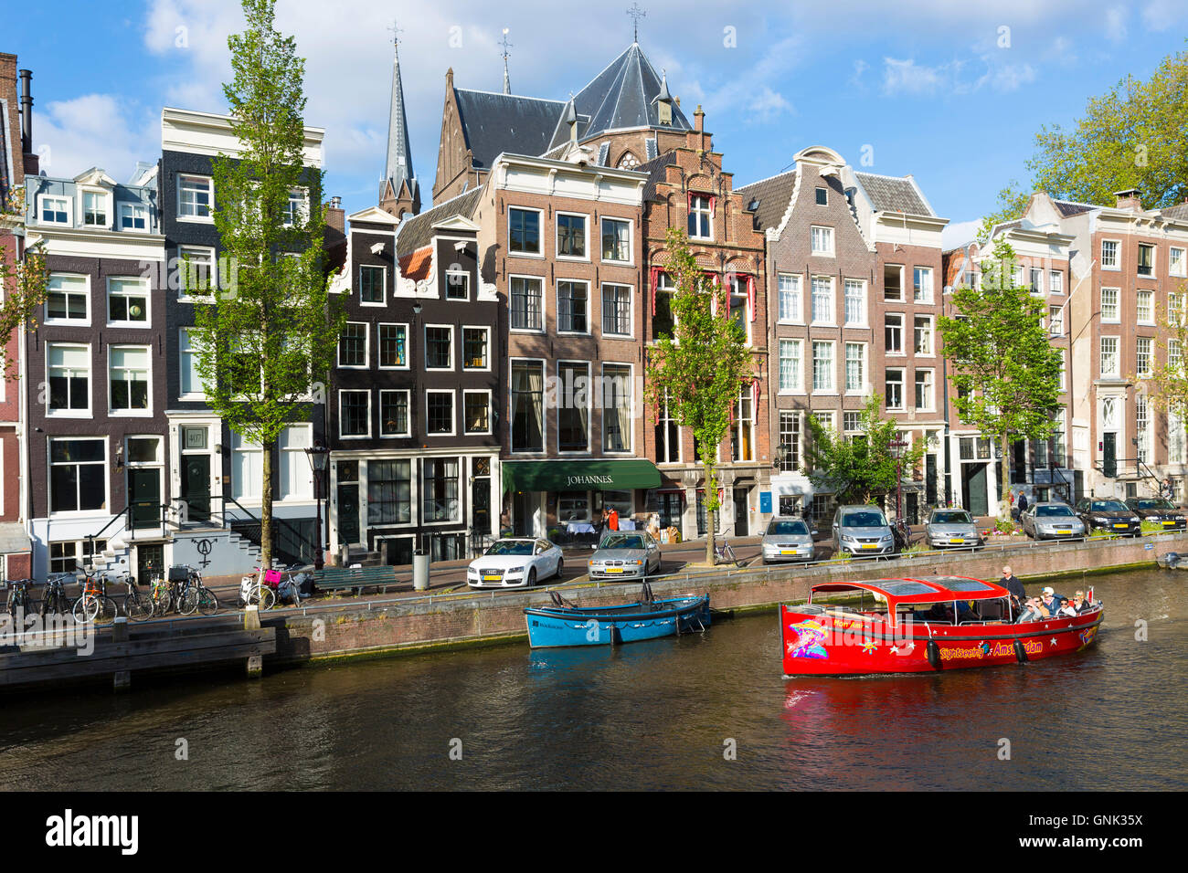 Les touristes en croisière touristique du canal en bateau col Johannes Restaurant sur rue à canal Herengracht, Amsterdam, Hollande, Banque D'Images