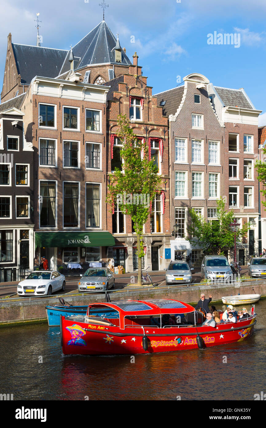 Les touristes en croisière touristique canal boat trip col Johannes Restaurant sur rue à canal Herengracht, à Amsterdam, Holland Banque D'Images