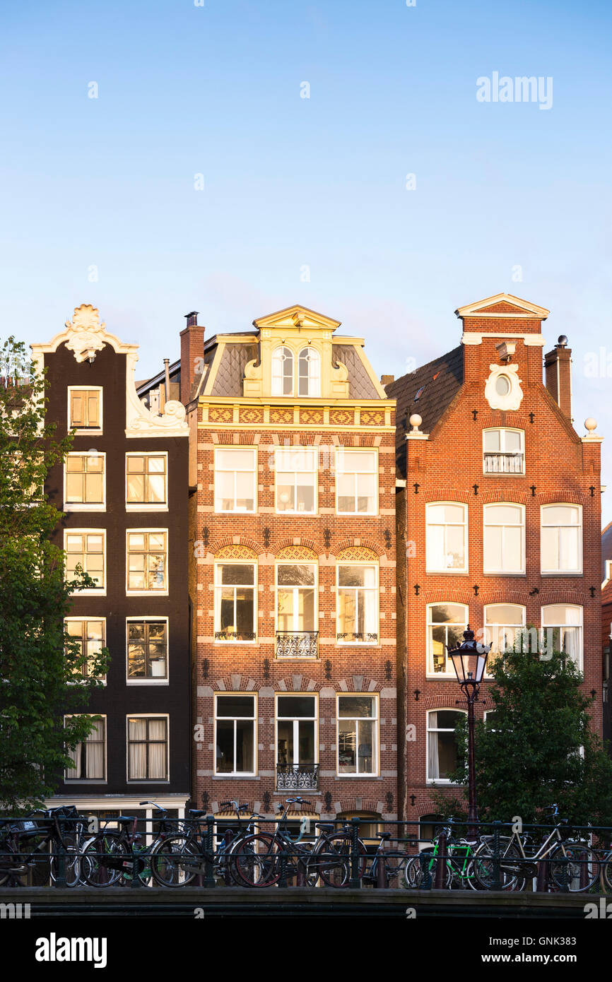 Pignons de l'architecture hollandaise traditionnelle des bâtiments au bord du canal Prinsengracht, à Amsterdam, Holland Banque D'Images