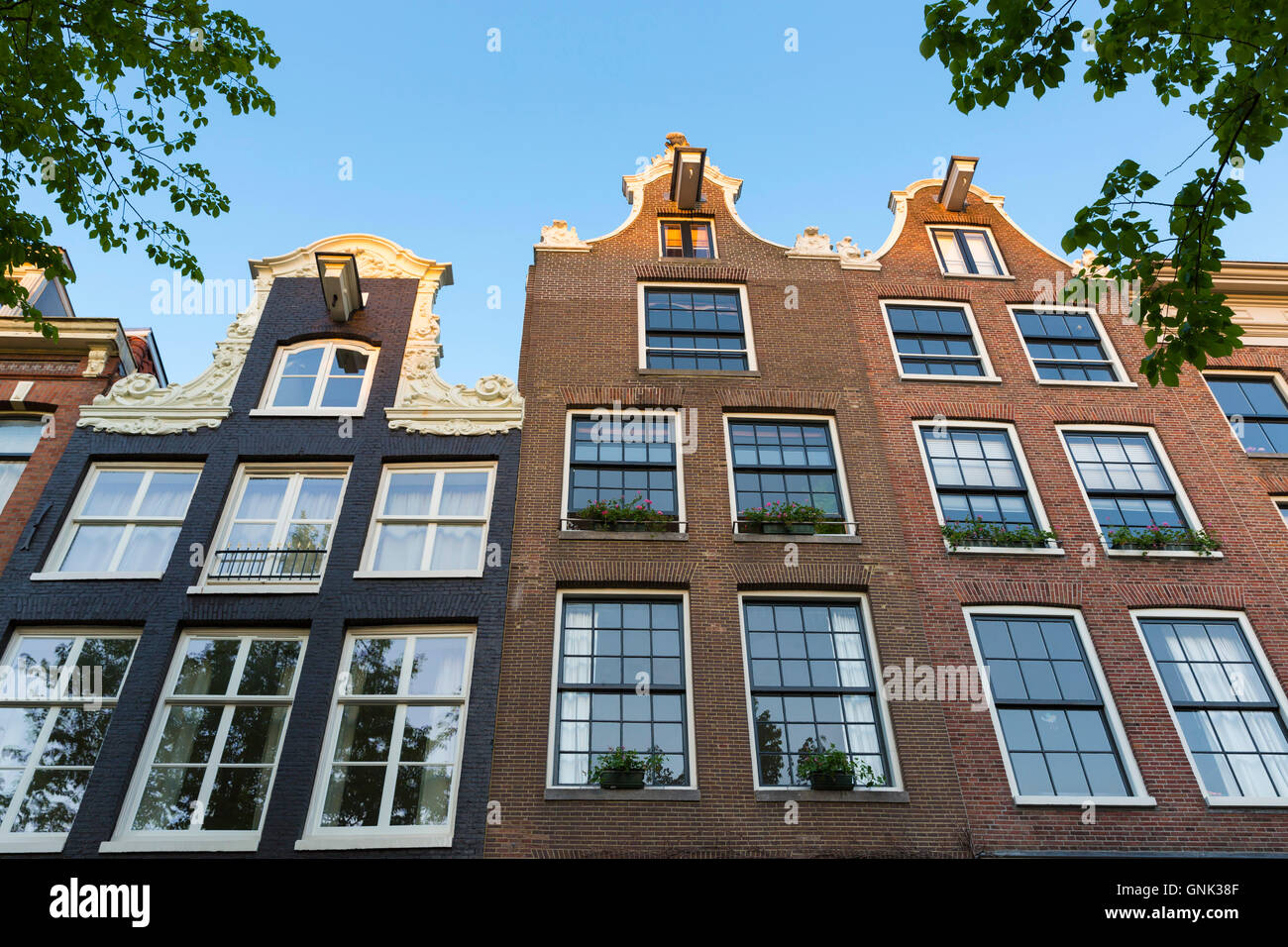Pignons de l'architecture hollandaise traditionnelle des bâtiments au bord du canal Prinsengracht, à Amsterdam, Holland Banque D'Images