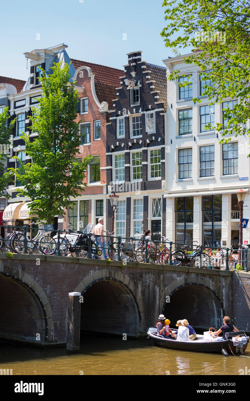 Pont et maisons à pignons à canal néerlandais - gables - corner Herenstraat et Herengracht, quartier Jordaan d'Amsterdam Banque D'Images