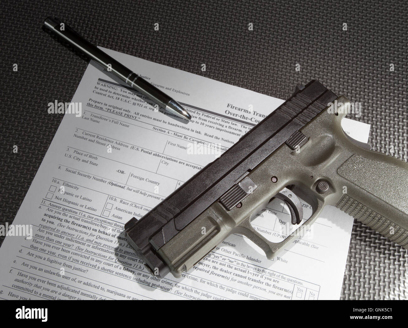 Pistolet semi-automatique et les formalités pour une vérification des antécédents pour la vente Banque D'Images