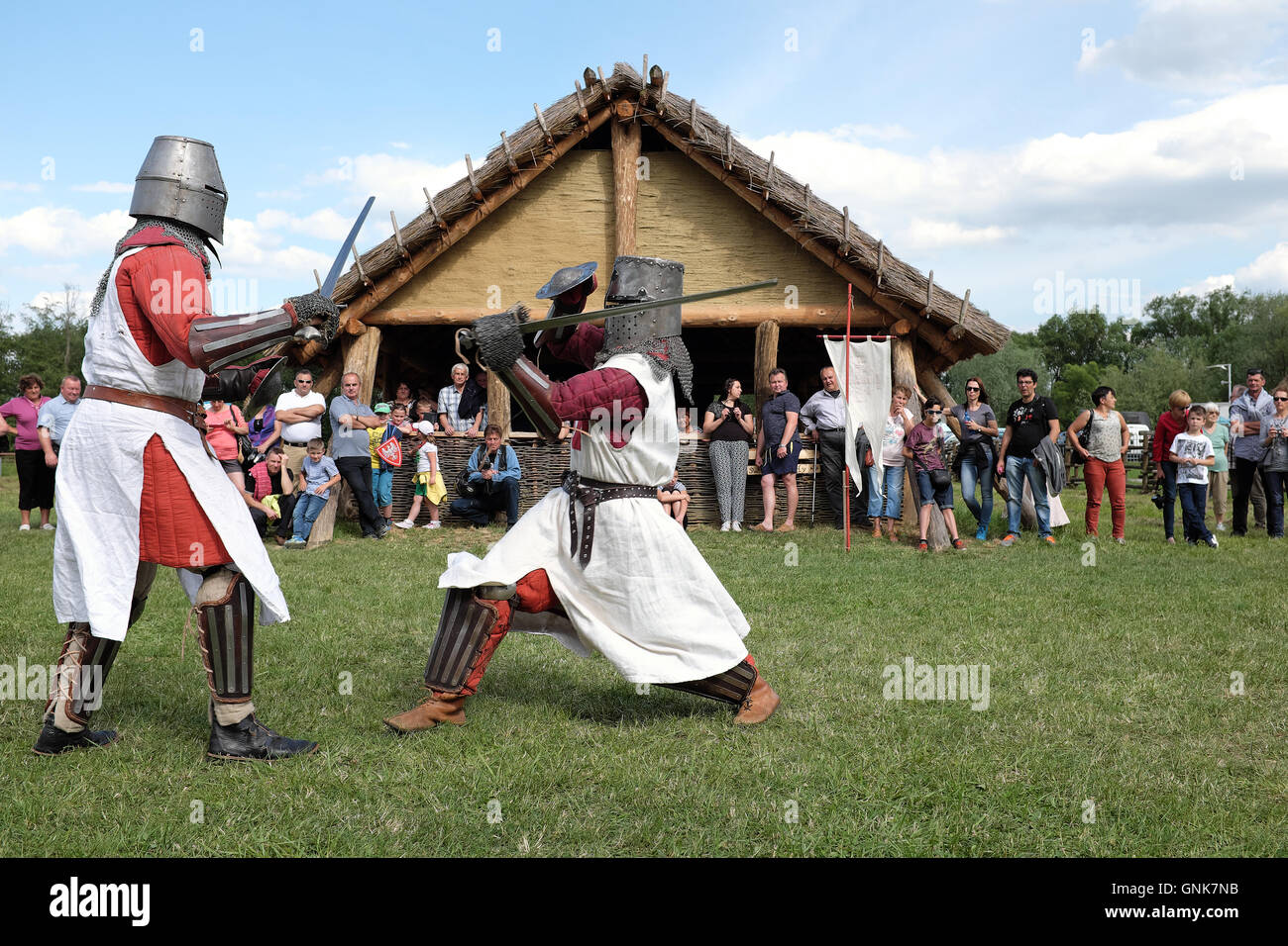 Deux chevaliers combats. La Carpathian Troy Musée De plein air est situé à Trzcinica, dans le sud-est de la Pologne, dans la région de Podkarpackie Banque D'Images