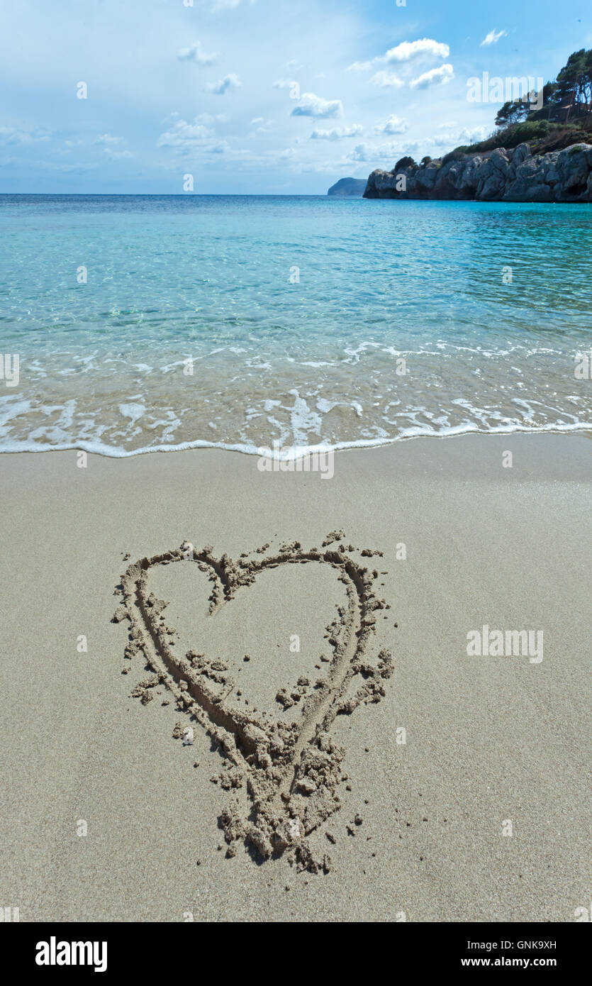 Coeur dessiné dans le sable d'une plage Banque D'Images