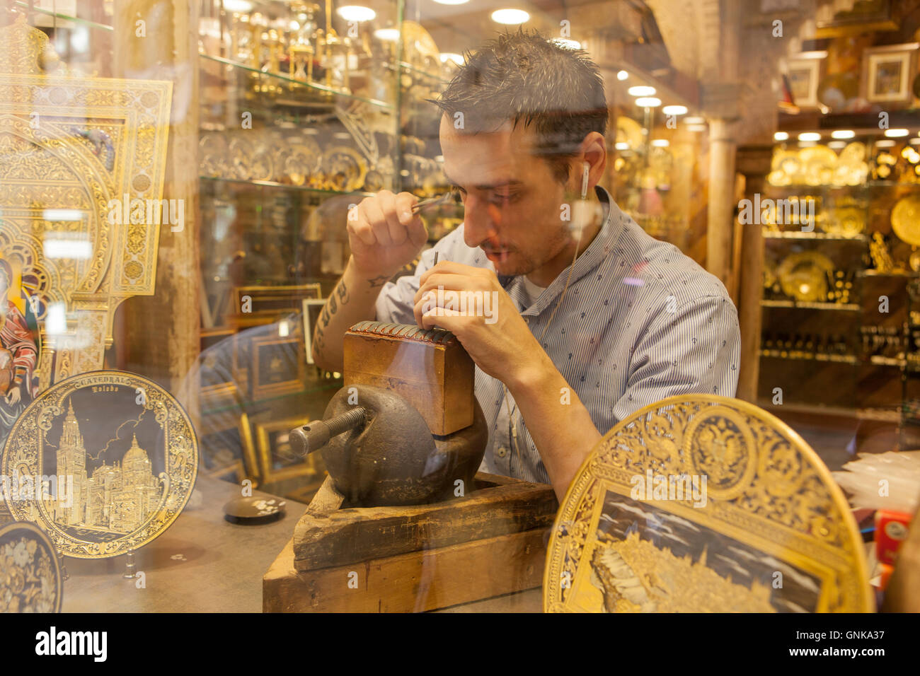 Tolède, Espagne - 28 juillet 2016 : goldsmith travaillant sur damascening morceau grâce à la vitrine dans centre historique de Tolède, Spai Banque D'Images