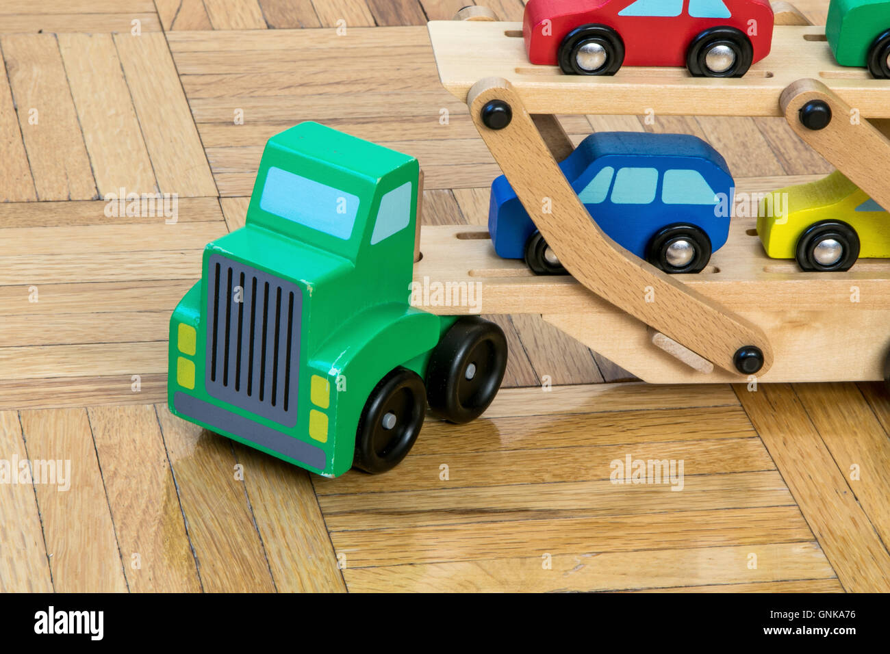 Un jouet Camion transportant des voitures de jouet Banque D'Images