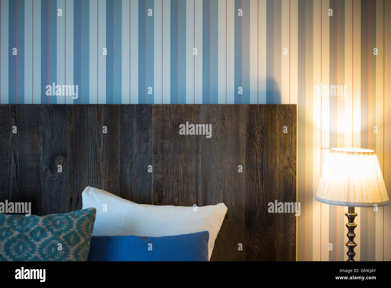 Design minimaliste danois typique chambre d'hôtel avec tête de planches de bois au Danemark Banque D'Images