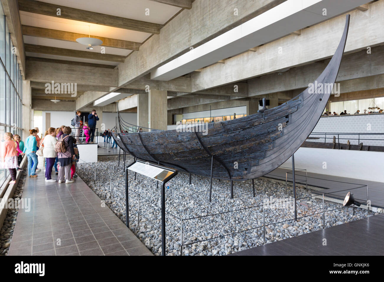 Sculdelev les touristes voir la pièce à Roskilde original longboat Viking Ship Museum en Nouvelle-Zélande, au Danemark Banque D'Images