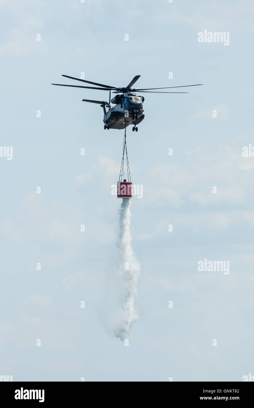 Hélicoptère cargo lourd Sikorsky CH-53 Sea Stallion de l'armée allemande avec l'équipement pour combattre les incendies. Banque D'Images