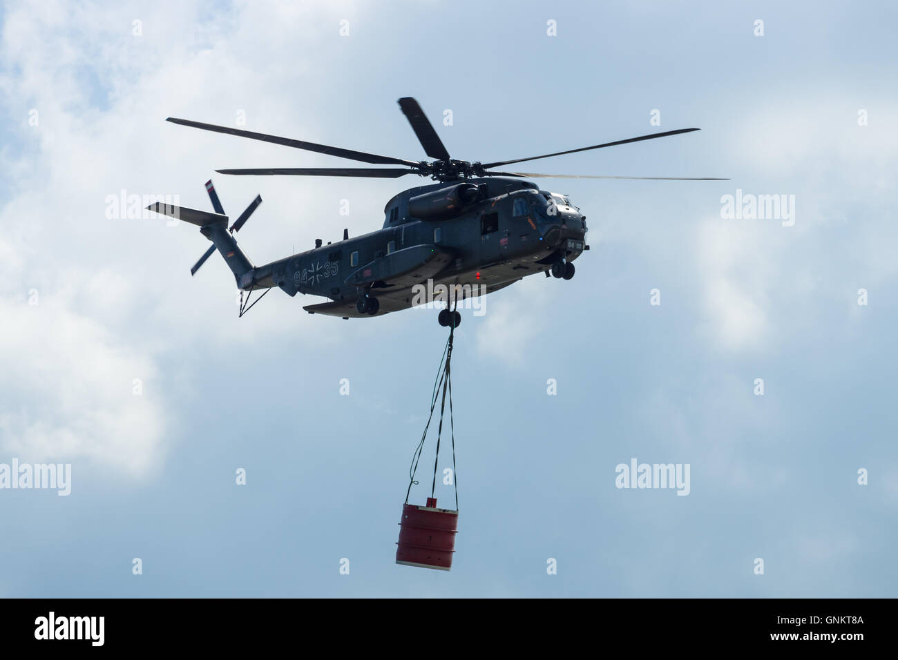 Hélicoptère cargo lourd Sikorsky CH-53 Sea Stallion de l'armée allemande avec l'équipement pour combattre les incendies. Banque D'Images