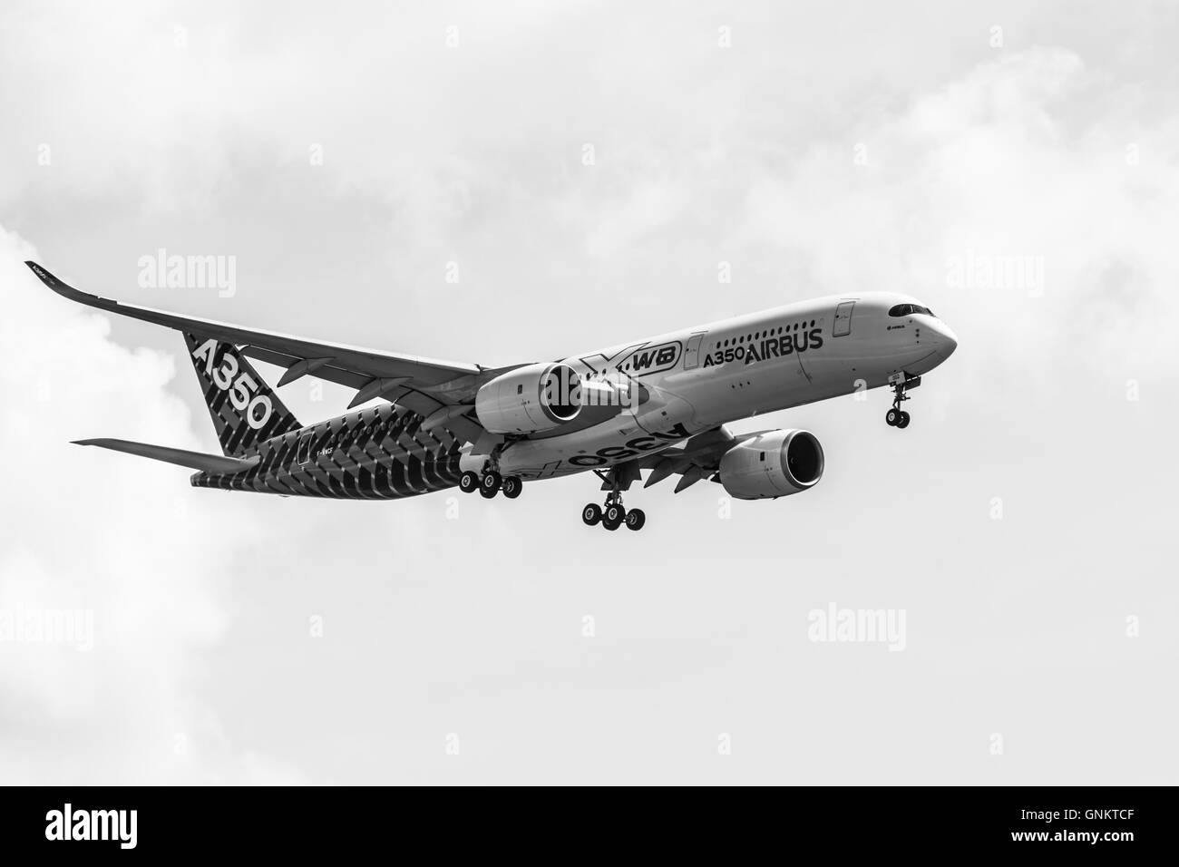 BERLIN, ALLEMAGNE - 03 juin 2016 : vol de démonstration l'Airbus A350 XWB. Noir et blanc. ILA Berlin Air Show Exhibition 2016 Banque D'Images