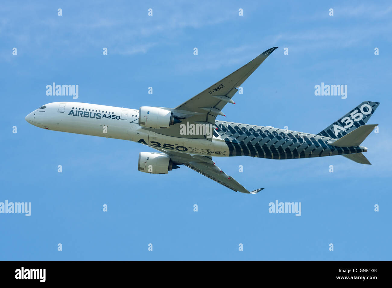 BERLIN, ALLEMAGNE - 03 juin 2016 : vol de démonstration l'Airbus A350 XWB. ILA Berlin Air Show Exhibition 2016 Banque D'Images