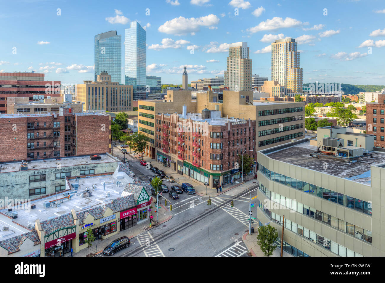 Une vue sur l'horizon avec des tours d'habitation moderne sur un après-midi d'été à White Plains, New York. Banque D'Images