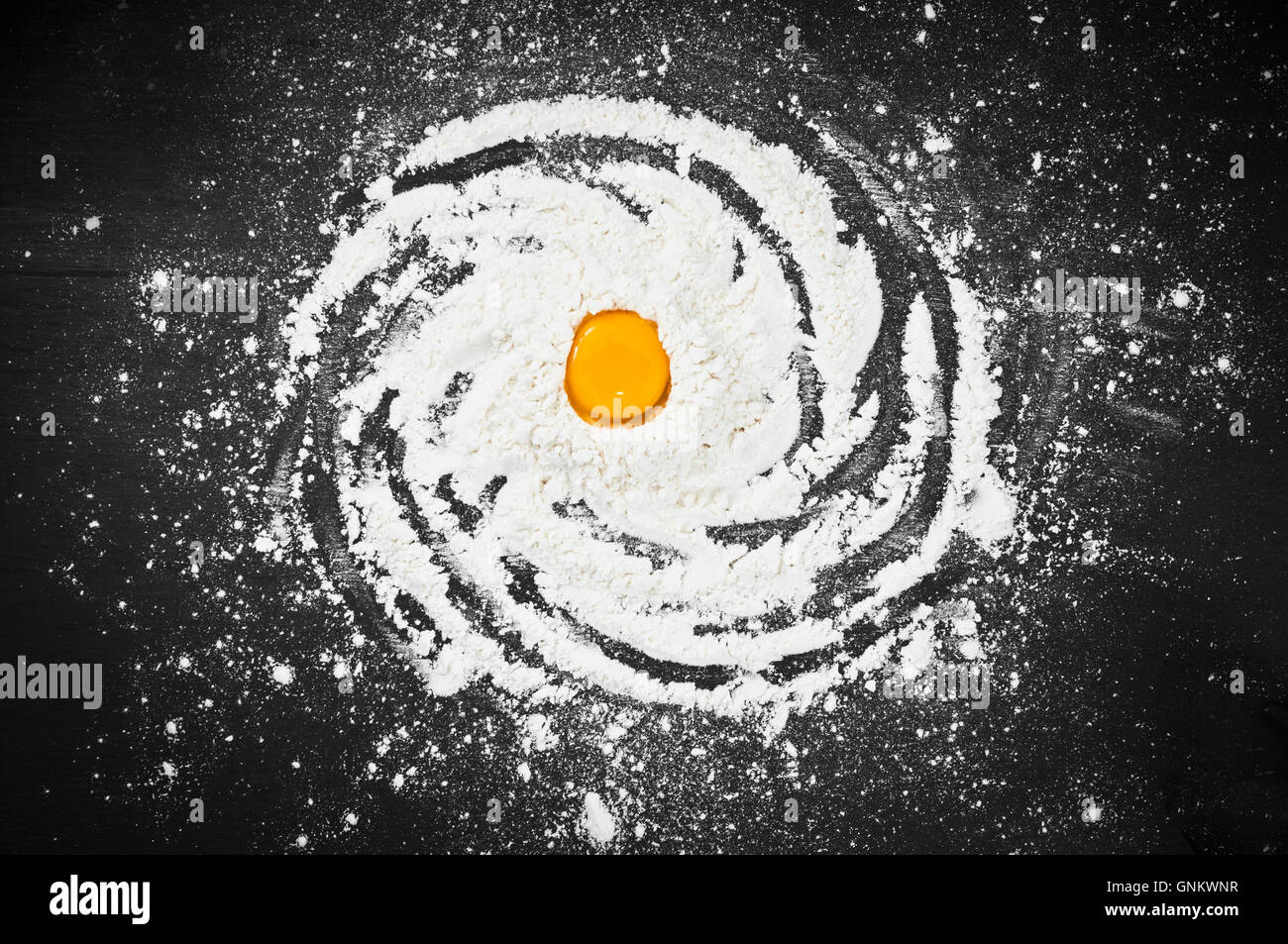 Galaxie spirale de l'univers créé par la farine et le jaune d'œuf de poulet Banque D'Images