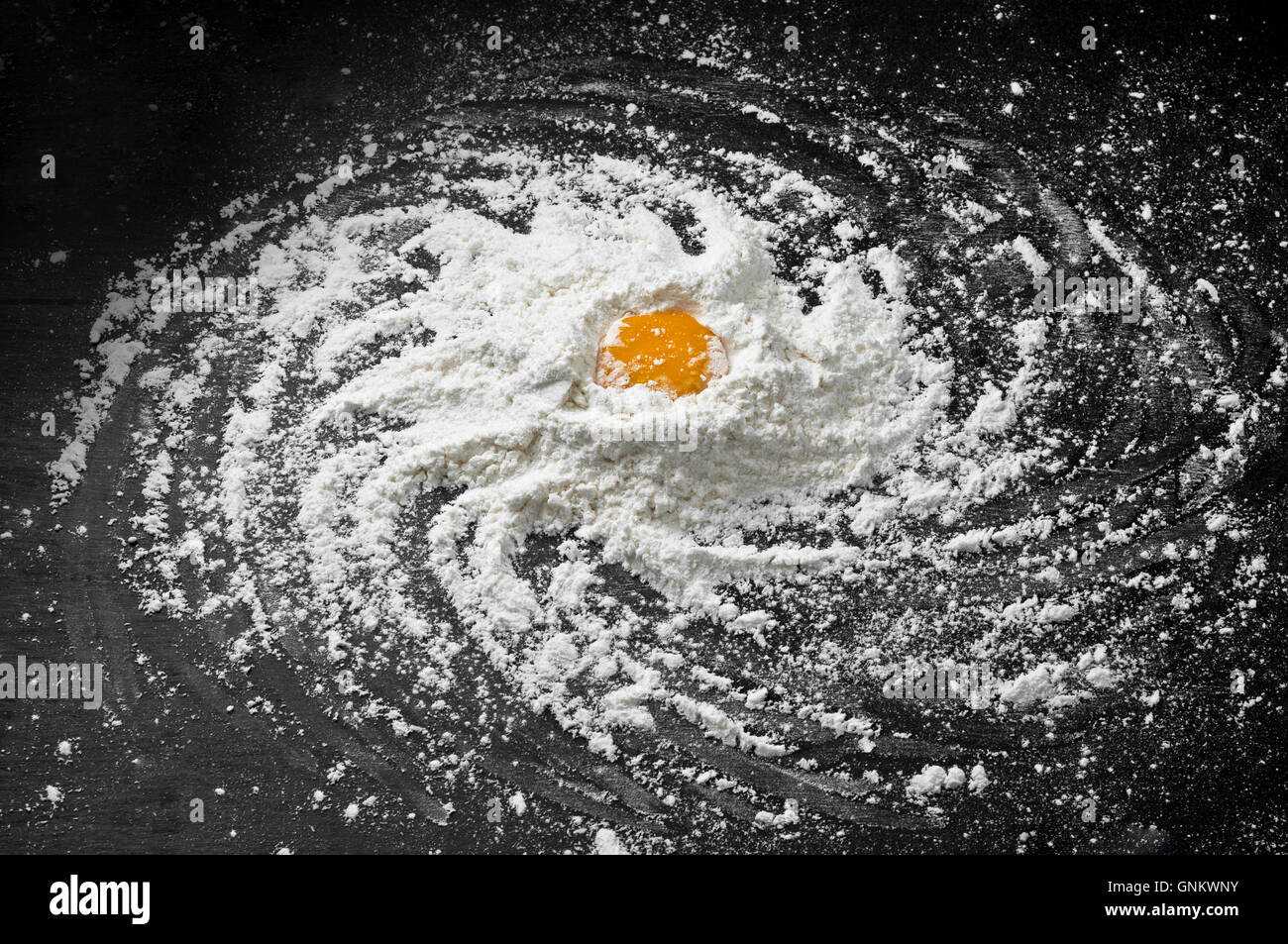 Galaxie spirale de l'univers créé par la farine et le jaune d'œuf de poulet Banque D'Images