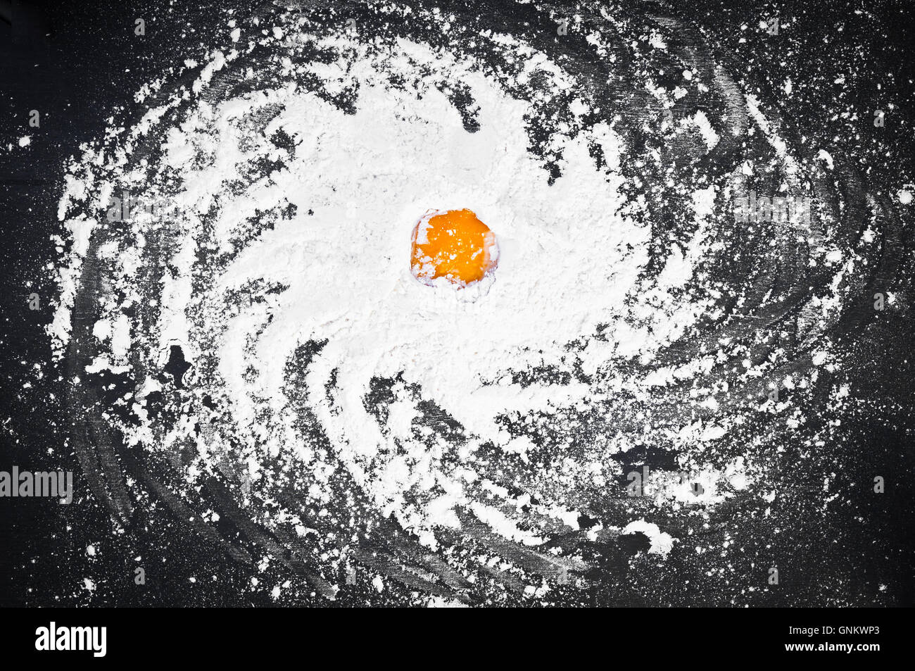 Vue de dessus de galaxie spirale créé par la farine et d'oeuf de poulet Banque D'Images