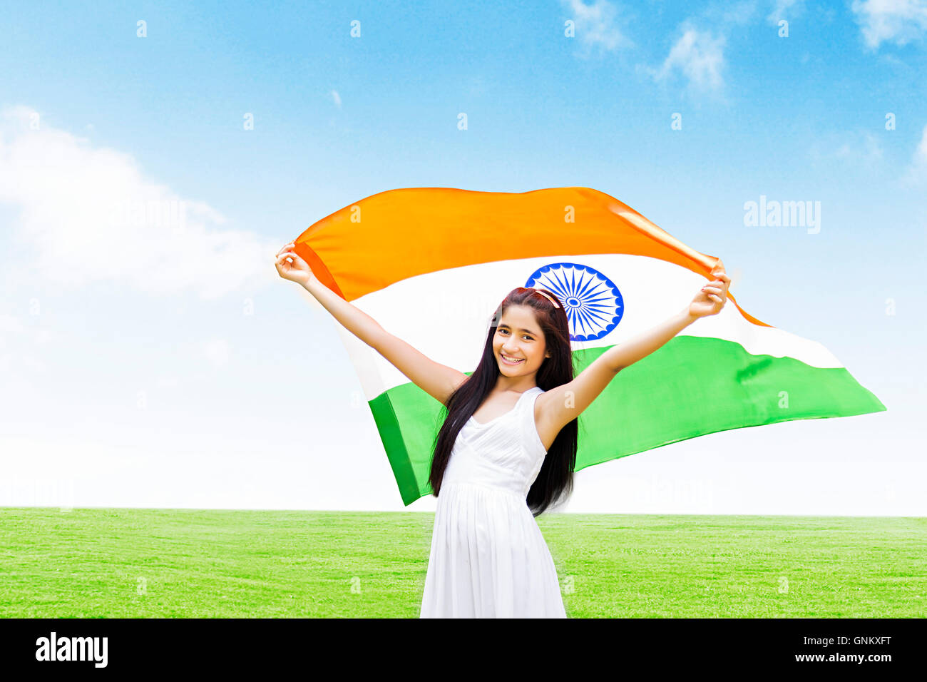 1 adolescents indiens Girl Independence Day Park satnding holding flag Fluttering Banque D'Images