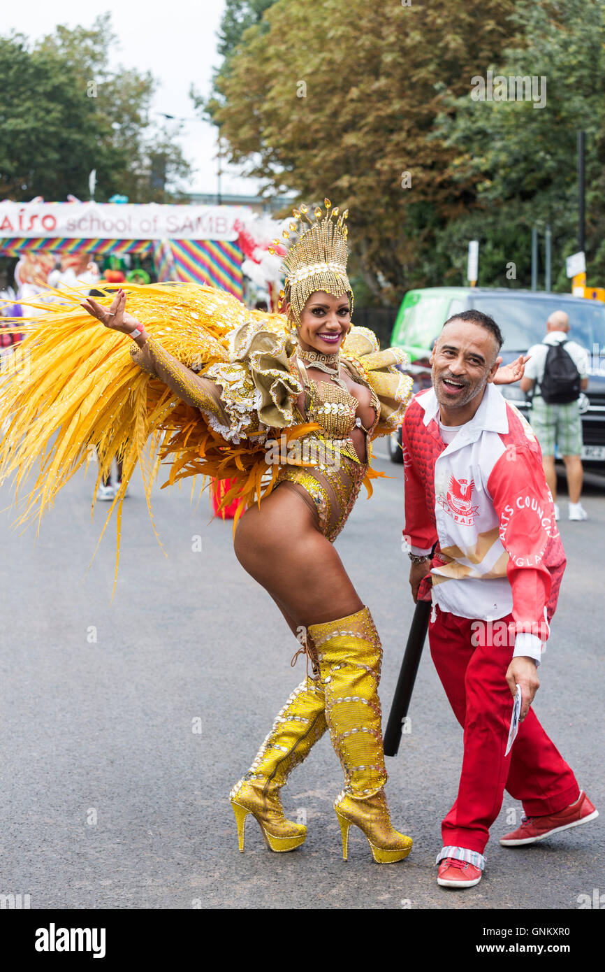 Paraiso de l'école de samba sur parade au carnaval de Notting Hill, Londres, Angleterre, Royaume-Uni Banque D'Images