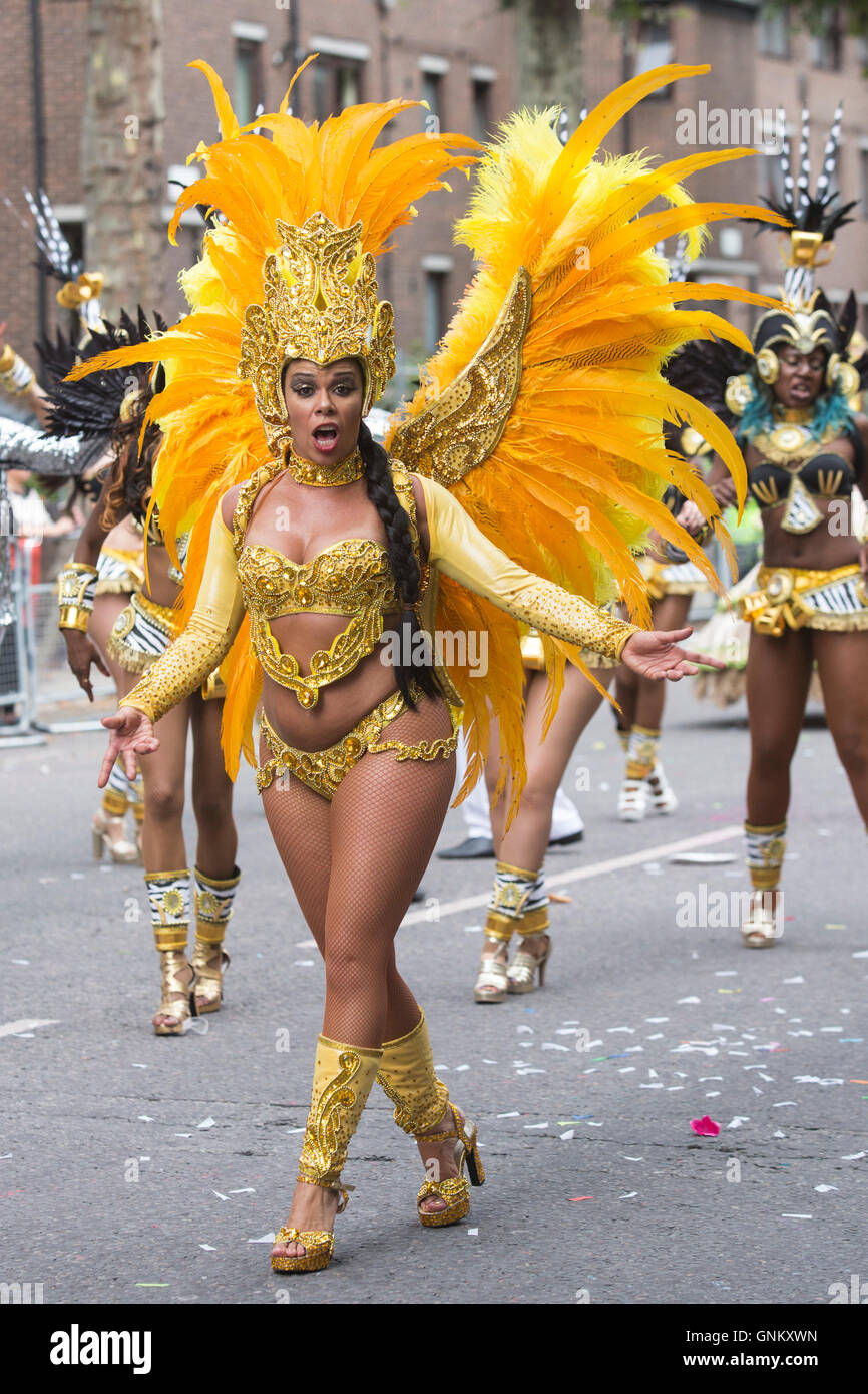 Paraiso de l'école de samba sur parade au carnaval de Notting Hill, Londres, Angleterre, Royaume-Uni Banque D'Images