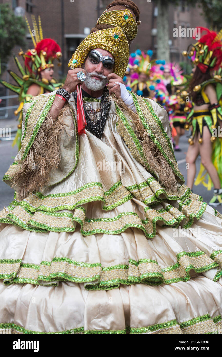 Paraiso de l'école de samba sur parade au carnaval de Notting Hill, Londres, Angleterre, Royaume-Uni Banque D'Images