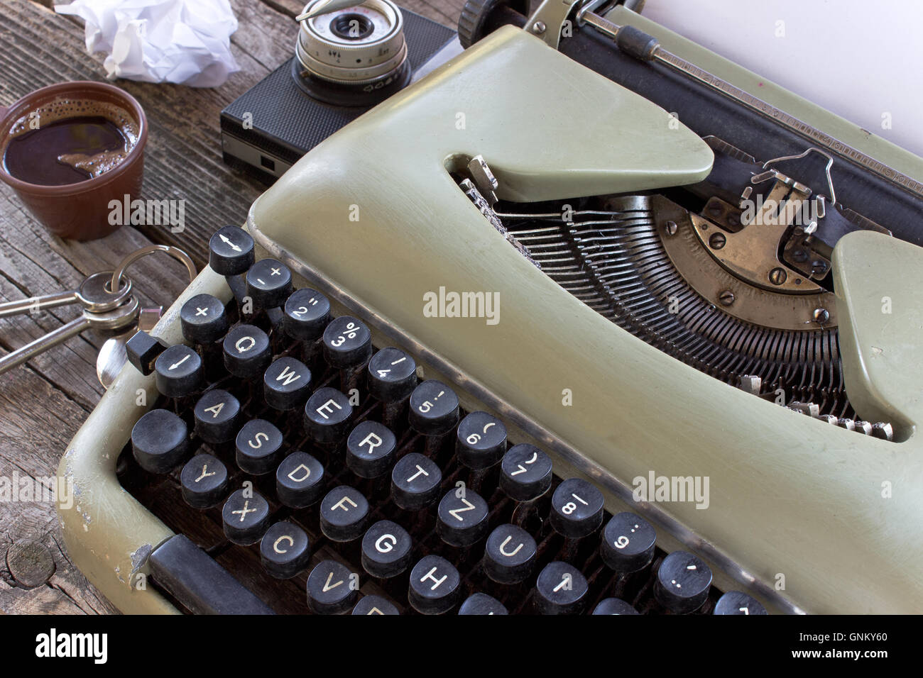Vieille machine à écrire avec du papier vierge et tasse de café Banque D'Images