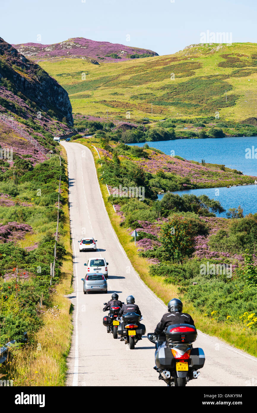 Autoroute éloignée A894 partie de la route touristique North Coast 500, dans la région des Highlands, près de Scourie nord de l'Écosse en été, royaume-uni Banque D'Images