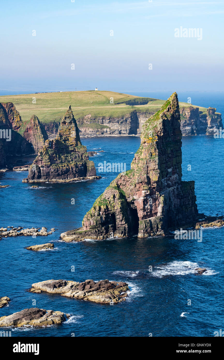 Les piles de la mer à Duncansby Head, près de John O' Groats, Caithness, Highland, Ecosse, Royaume-Uni Banque D'Images