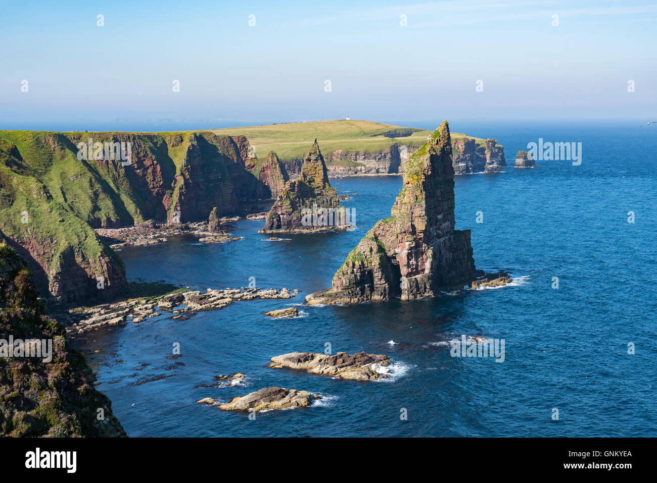 Les piles de la mer à Duncansby Head, près de John O' Groats, Caithness, Highland, Ecosse, Royaume-Uni Banque D'Images