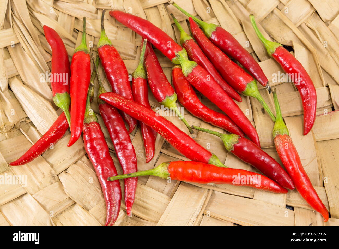 Poivrons rouges frais sur fond de bois naturel Banque D'Images