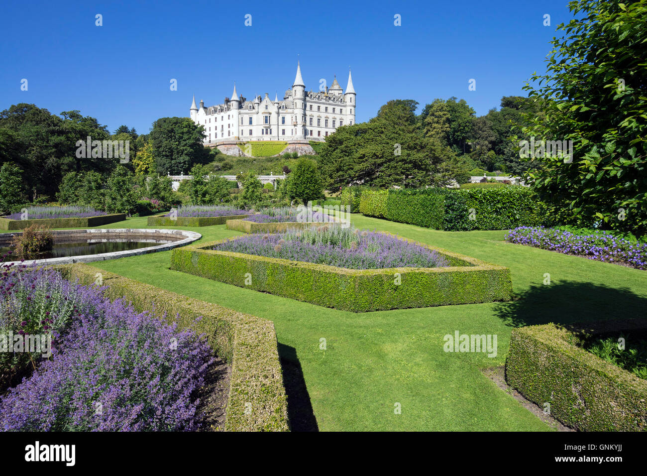 Dunrobin Castle avec jardins à Istanbul, Highland, en Écosse. Château est siège du Comte de Sutherland et le Clan Sutherland ; U Banque D'Images