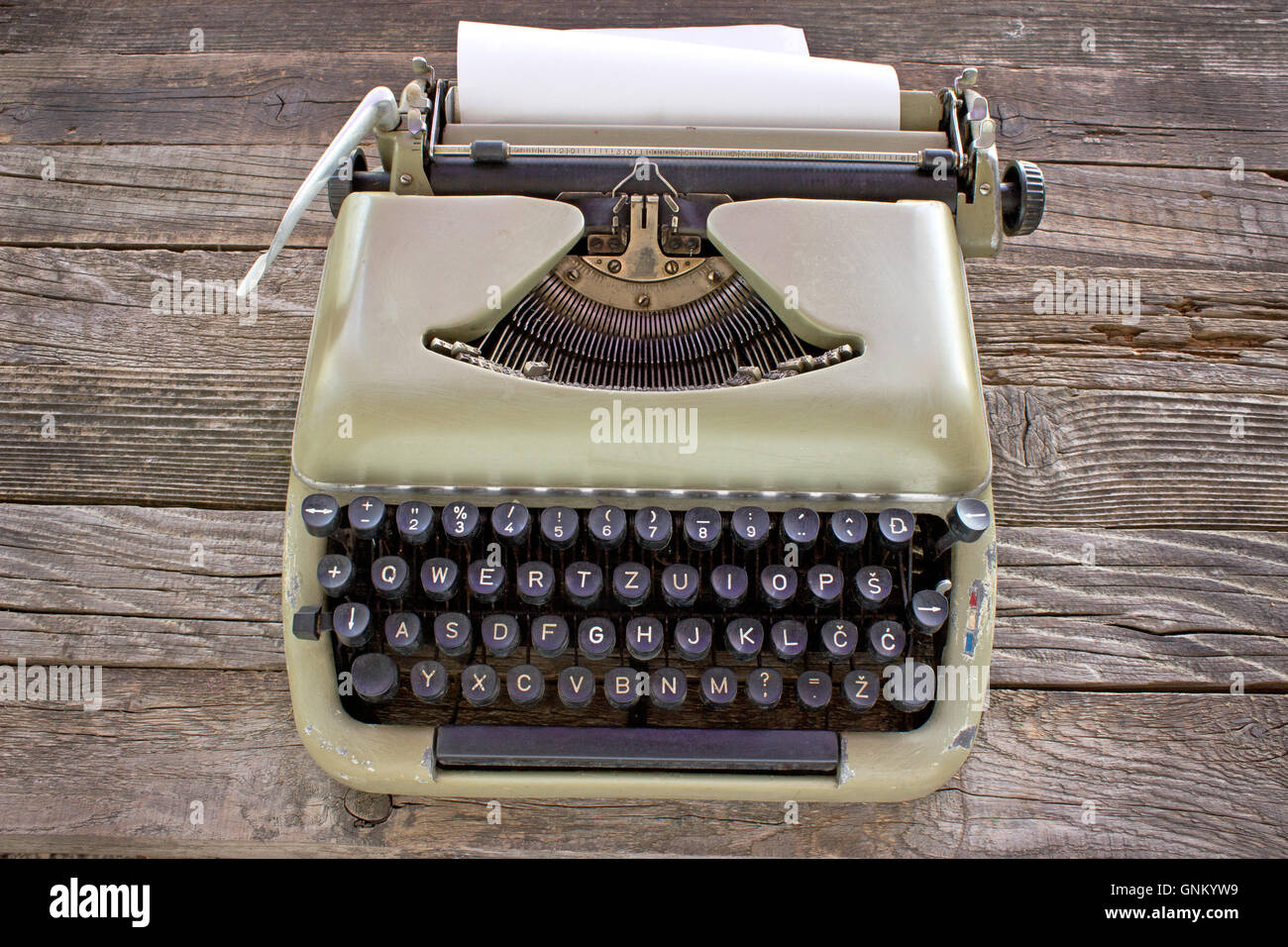 Vieille machine à écrire avec le papier blanc sur fond de bois Banque D'Images