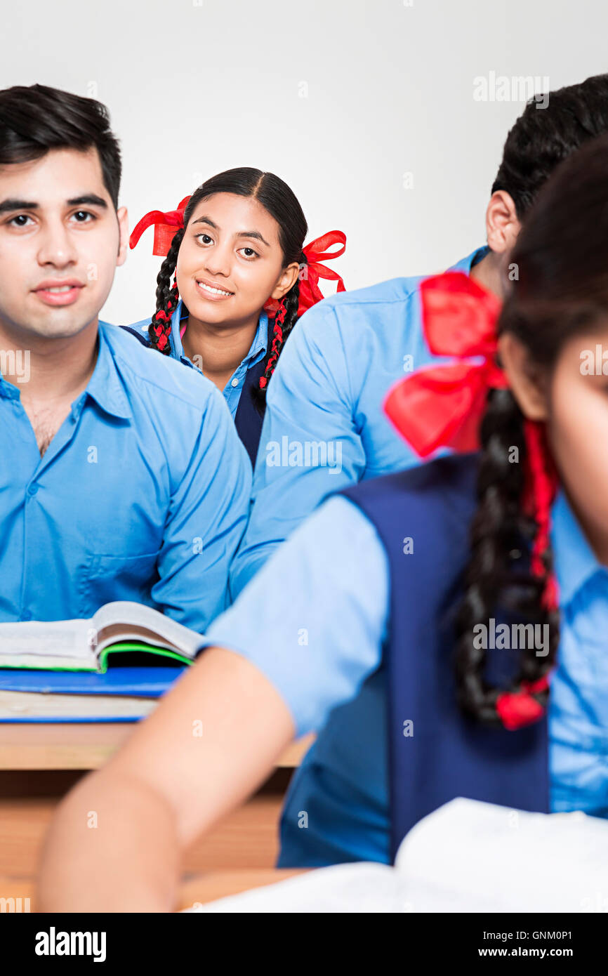 4 jeunes adolescents filles et garçons en classe des élèves des écoles rurales l'étude de livre Banque D'Images