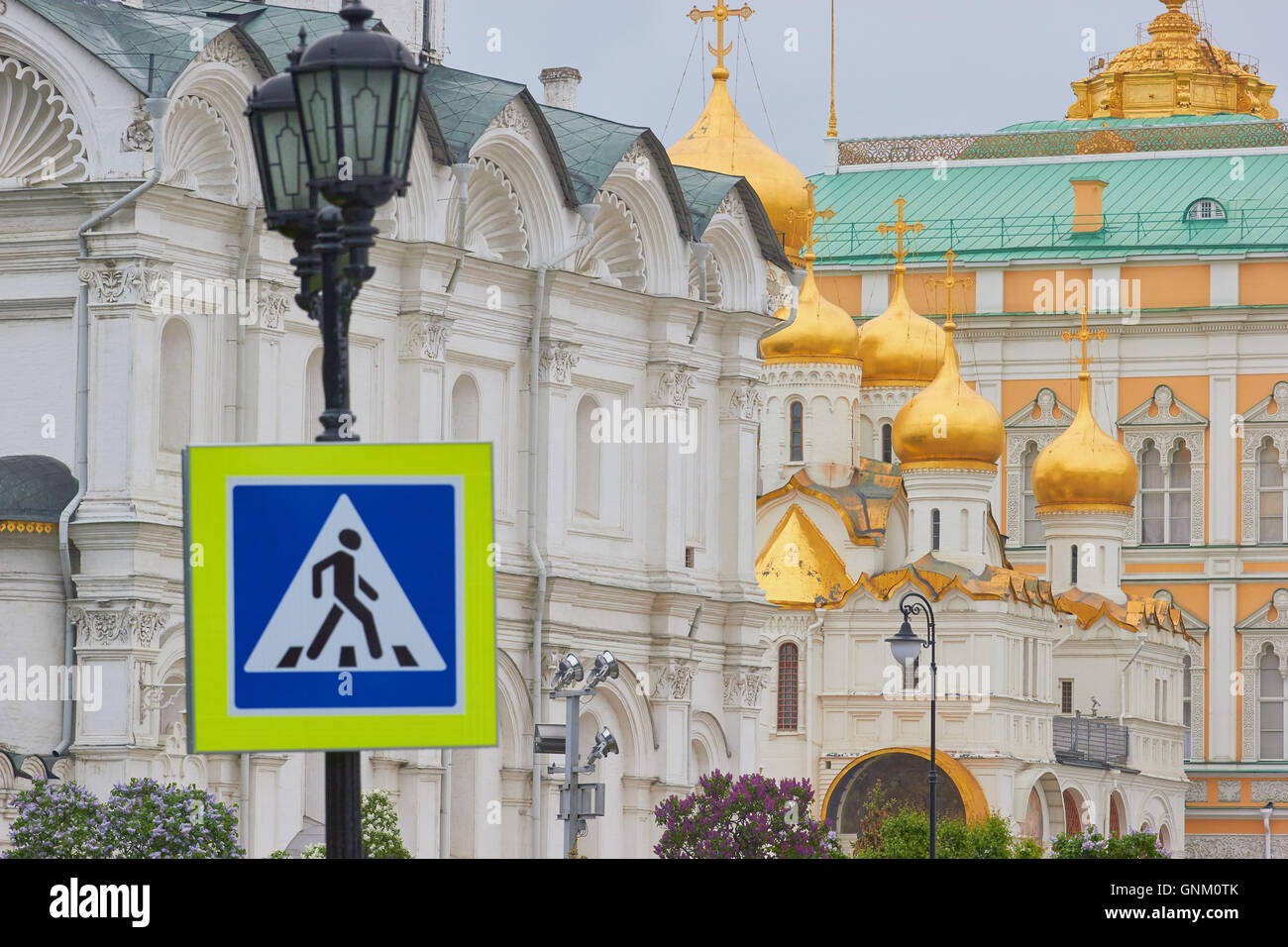 Passage pour piétons à côté de la cathédrale de l'Archange (1508) et la cathédrale de l'annonciation Kremlin Moscou Russie Banque D'Images