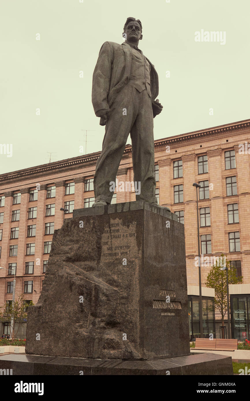 1958 bronze sculpture de Vladimir Maïakovski poète révolutionnaire et futuriste russe Russie Moscou Place Triumfalnaya Banque D'Images