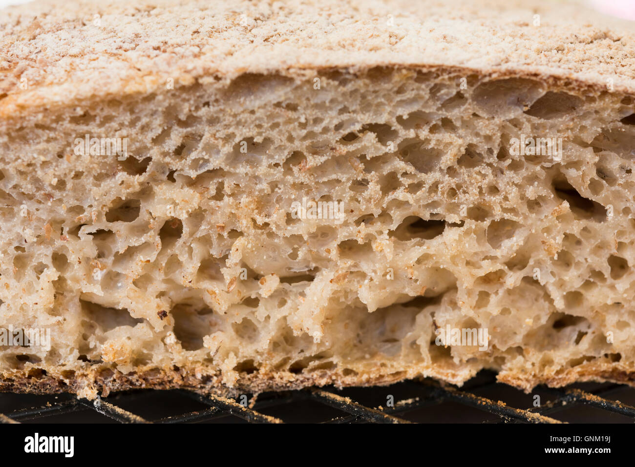 Un gros plan d'homeade pain au levain montrant la croûte et crumb et texture Banque D'Images