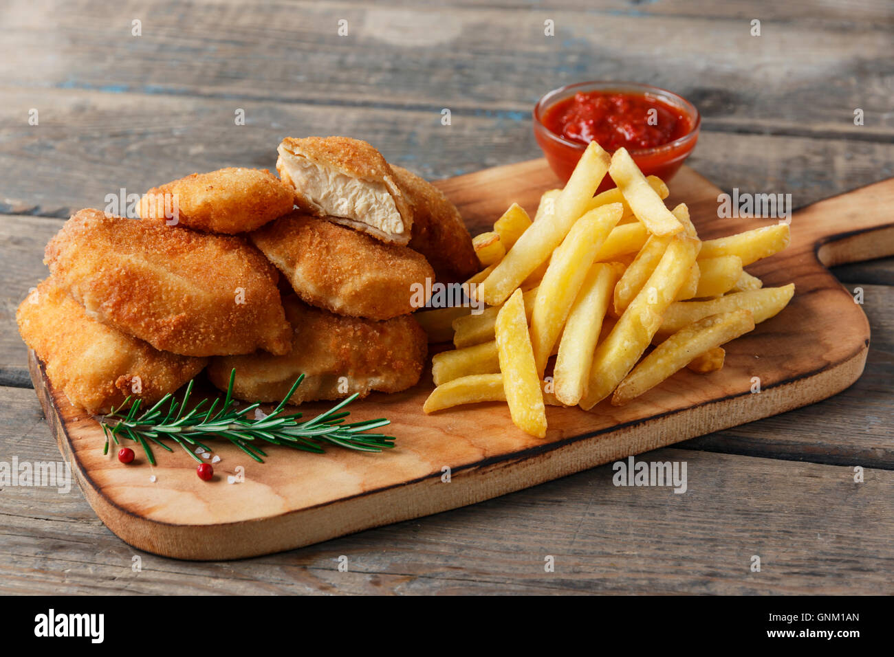 Nuggets de poulet frites au conseil avec sauce rouge Banque D'Images