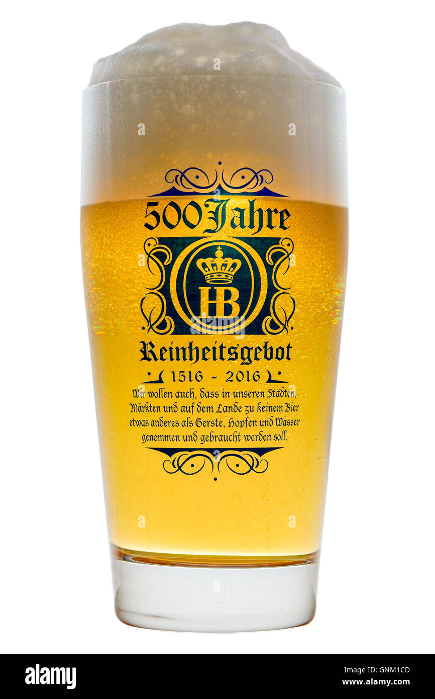 Verre de bière bavaroise froide avec tête en mousse écumeuse isolé sur blanc rétroéclairé avec texte 500 ans de Reinheitsgebot Banque D'Images