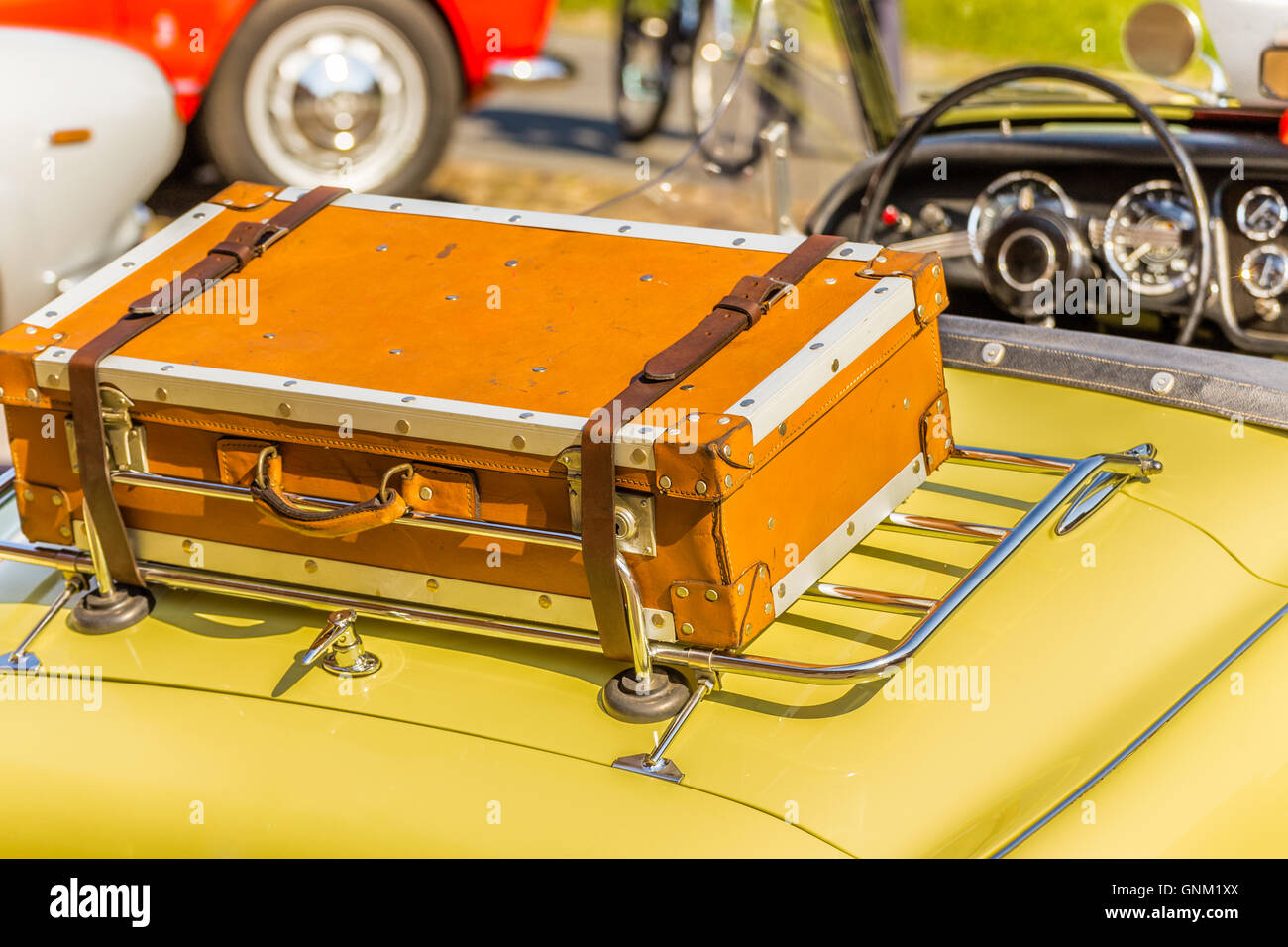 Le vieux cuir valise sur le porte-bagage de voiture vintage jaune Photo  Stock - Alamy